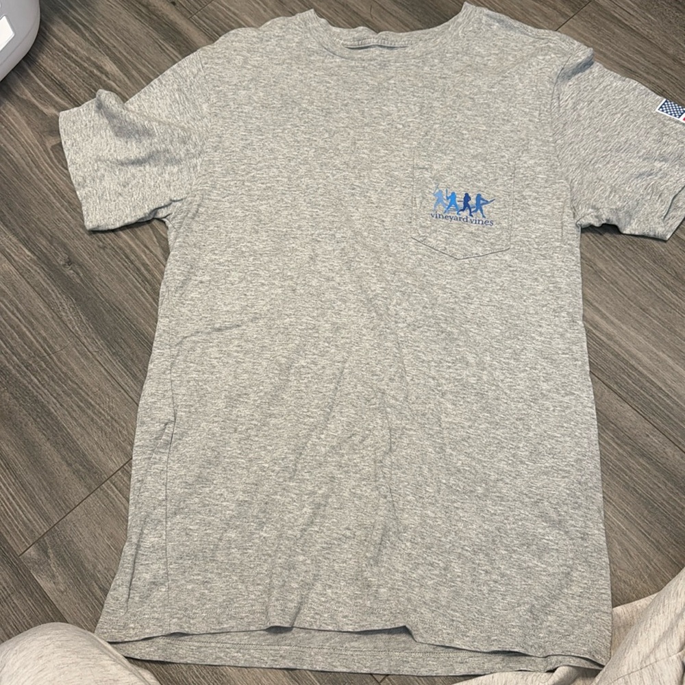 Men’s Vineyard Vines baseball tee
